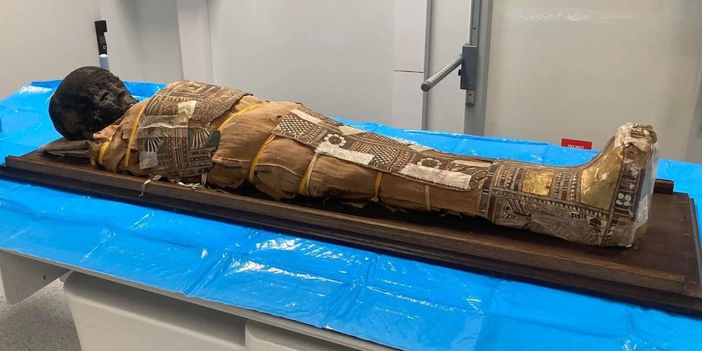 Hallan papiro oculto en una MOMIA egipcia infantil en Polonia